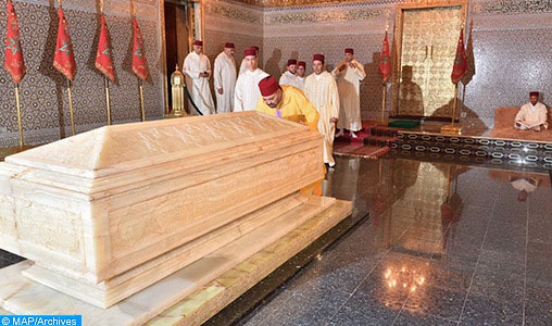 Le Roi Mohammed VI se recueille sur la tombe de Feu le Roi Mohammed V